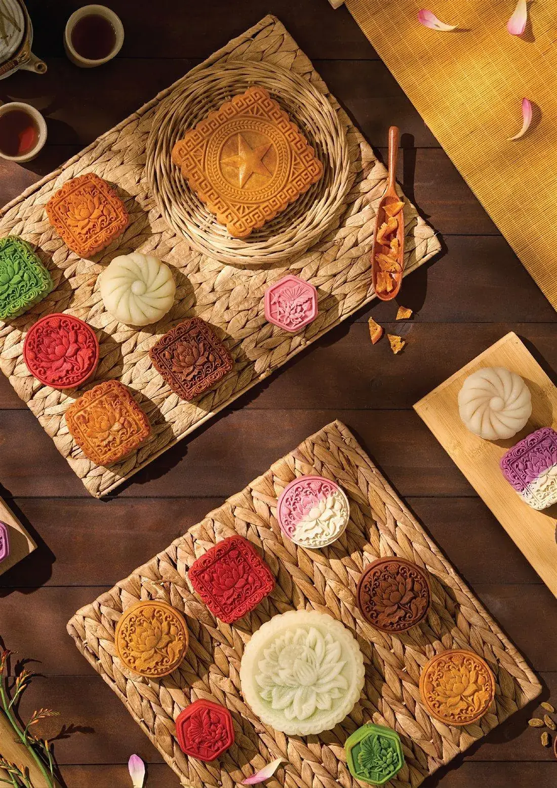 Bánh Trung Thu Baki được bày trên khay tre