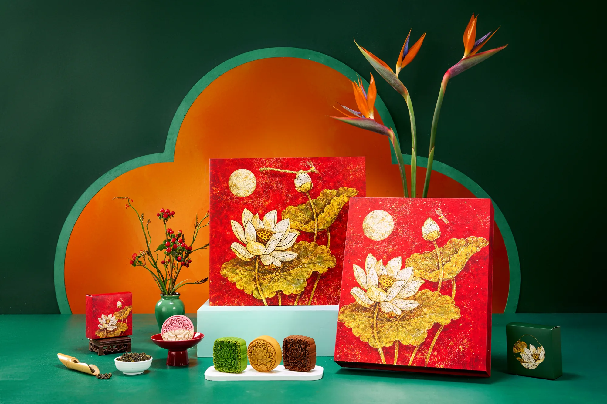 Hộp quà đỏ họa tiết hoa sen