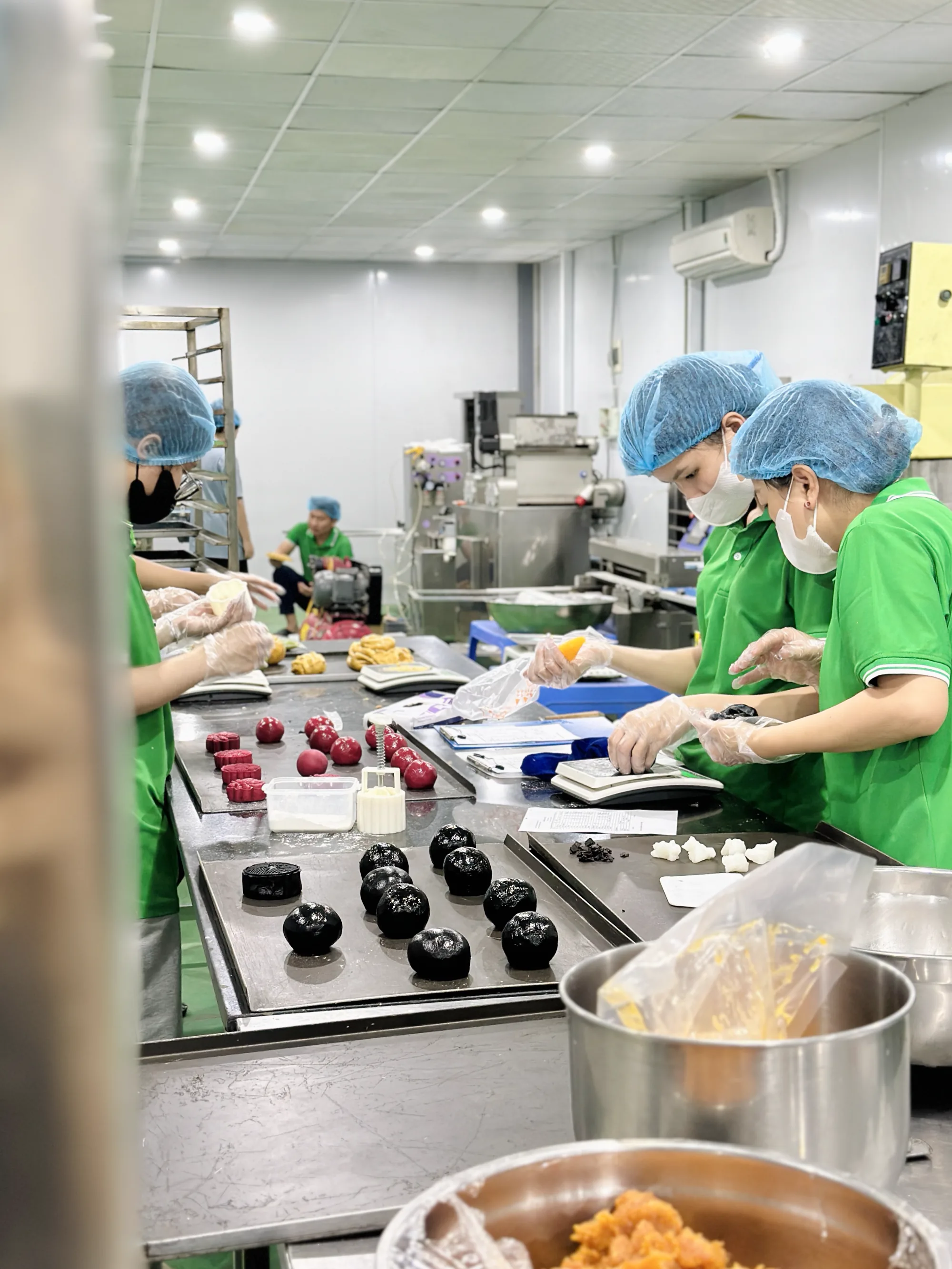 Nhân viên thao tác tại bàn sản xuất bánh