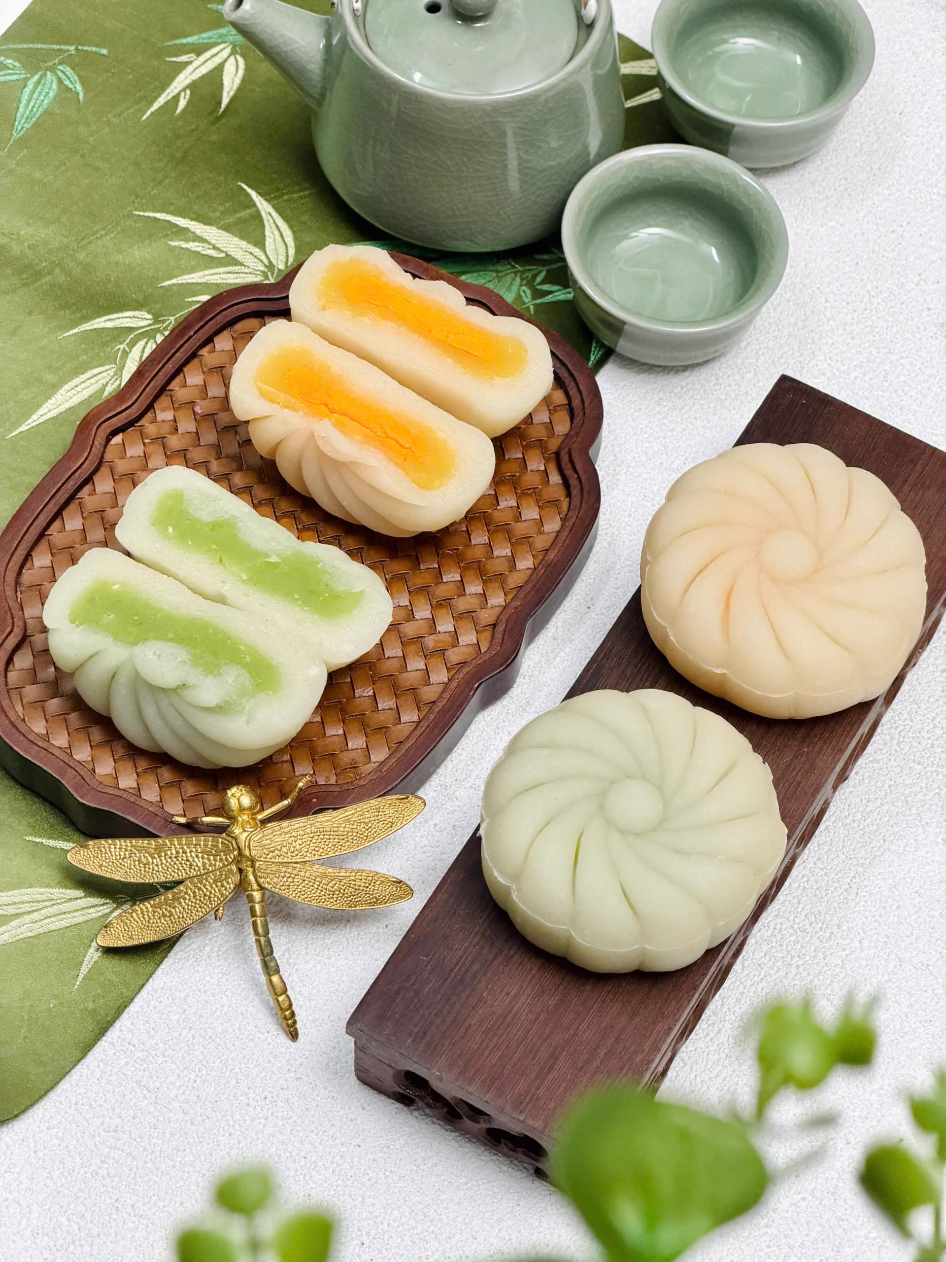 Bánh dẻo trên khay mây cùng trà