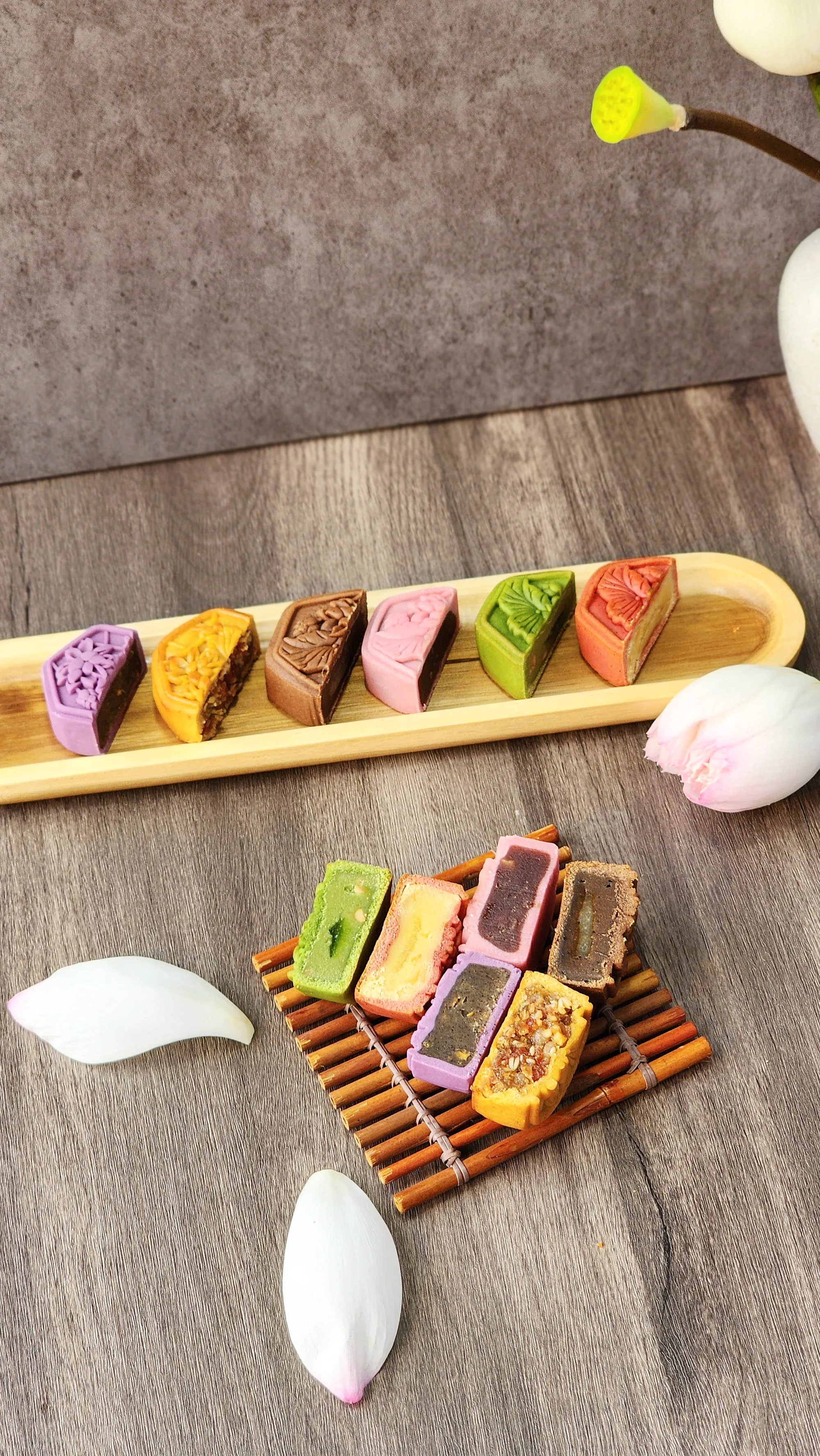 Nhiều mặt cắt bánh đa sắc trên khay gỗ