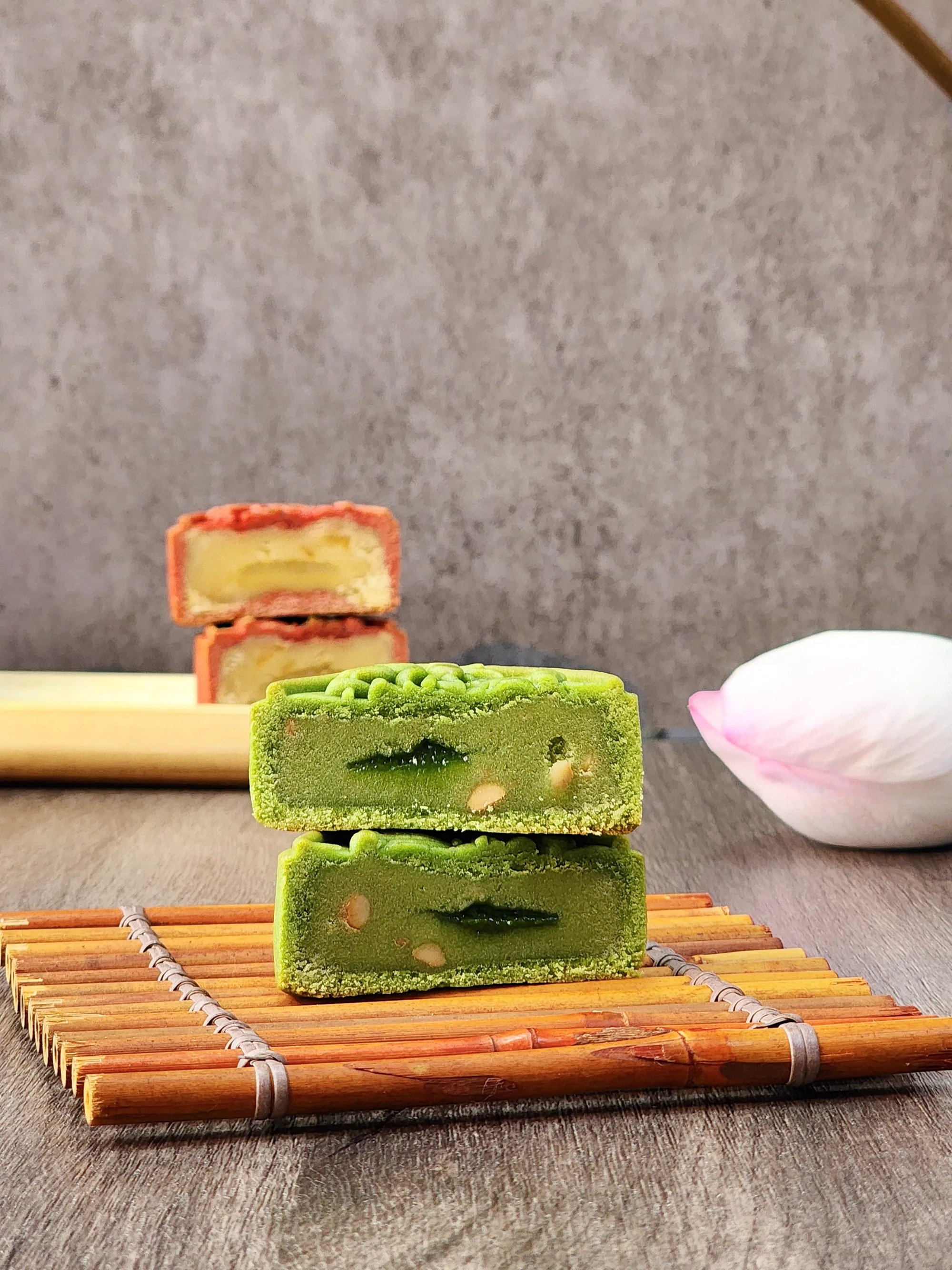 Bánh vỏ xanh cắt đôi