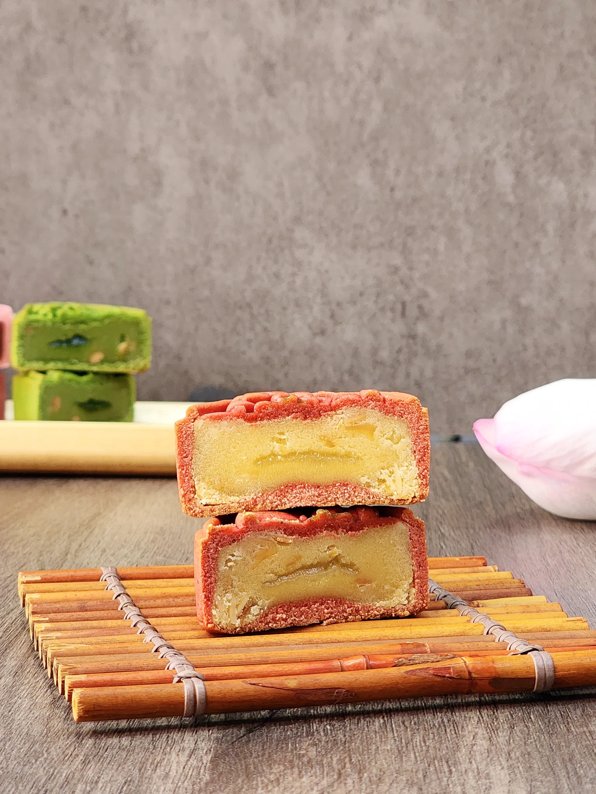 Bánh vỏ đỏ nhân vàng cắt đôi