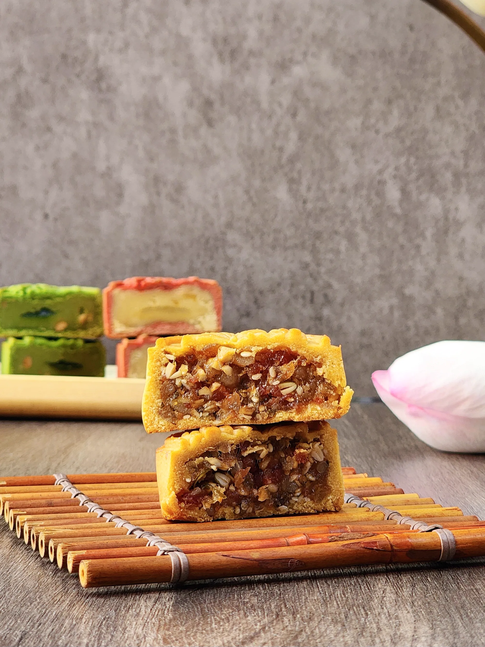 Bánh nướng nhân thập cẩm cắt đôi